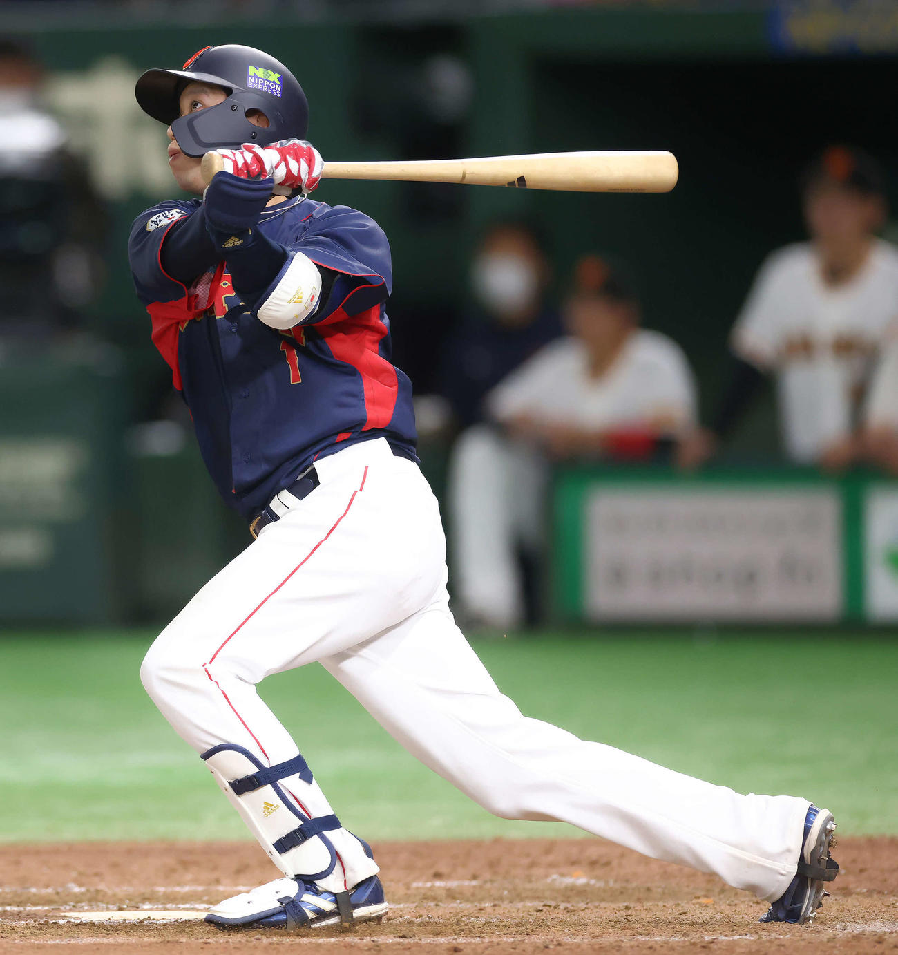巨人対日本代表　8回表日本代表1死、左越えソロ本塁打を放つ山田（撮影・河田真司）