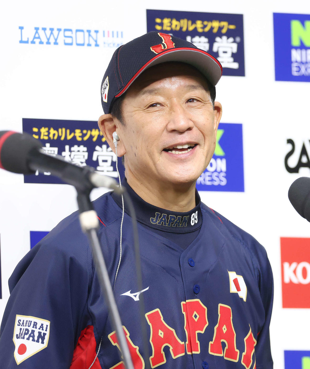 巨人対日本代表　試合を終え、笑顔でインタビューに答える日本代表栗山監督（撮影・河田真司）
