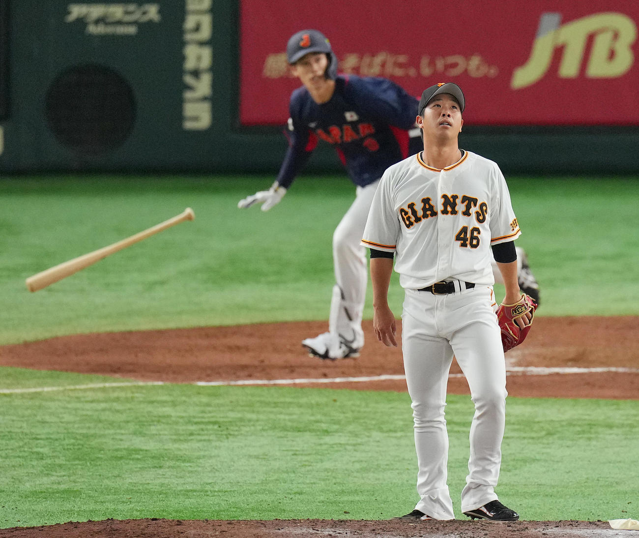 巨人対日本代表　9回表日本代表無死、塩見にソロ本塁打を浴びる鍬原（撮影・垰建太）