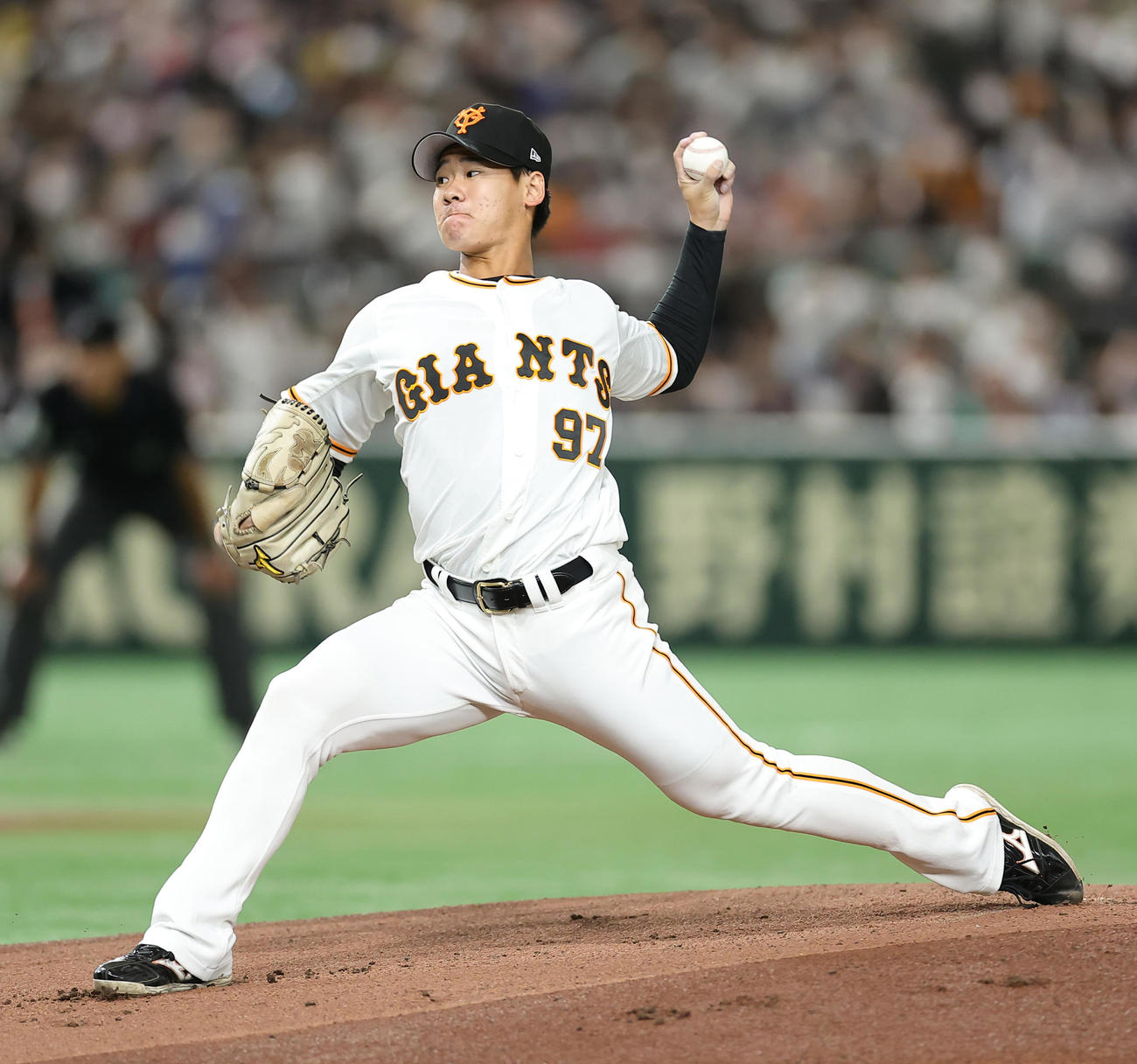 巨人対日本代表　巨人先発の井上（撮影・足立雅史）