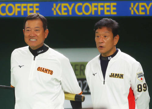 巨人対日本代表　試合前、言葉を交わす巨人原監督（左）と日本代表栗山監督（撮影・河田真司）