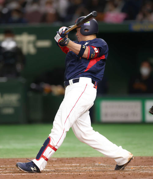 巨人対日本代表　4回表日本代表無死一塁、左前打を放つ牧（撮影・河田真司）