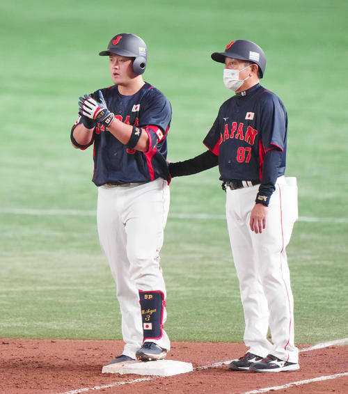巨人対日本代表　4回表日本代表無死一塁、左前打を放った牧（左）（撮影・江口和貴）