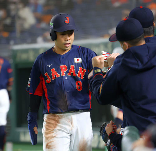 巨人対日本代表　4回表日本代表1死二、三塁、山田の遊ゴロの間に生還し、ベンチナインに迎えられる近藤（撮影・河田真司）