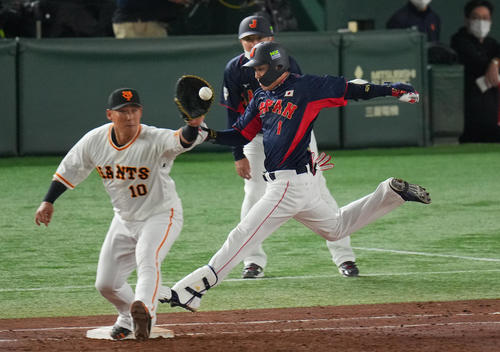 巨人対日本代表　4回表日本1死二、三塁、遊ゴロに倒れる山田、この間に三走近藤が生還する。一塁手中田（撮影・垰建太）