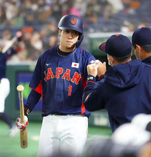 巨人対日本代表　4回表日本代表1死二、三塁、遊ゴロで倒れるも同点とし、ベンチナインに迎えられる山田（撮影・河田真司）