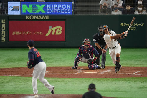 巨人対日本代表　4回裏巨人無死一、三塁、3点本塁打を放つウォーカー。投手与座（撮影・垰建太）