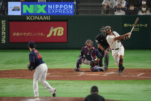 巨人対日本代表　4回裏巨人無死一、三塁、3点本塁打を放つウォーカー。投手与座（撮影・垰建太）