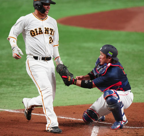 巨人対日本代表　4回裏巨人2死二塁、右前打となった保科の打球を処理した佐藤輝からの送球を受け、走者大城（左）にタッチする捕手甲斐（撮影・江口和貴）