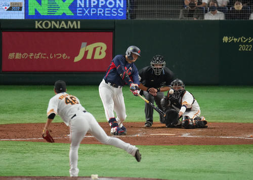 巨人対日本代表　9回表日本代表2死、2打席連続となる本塁打を放つ村上。投手鍬原（撮影・垰建太）