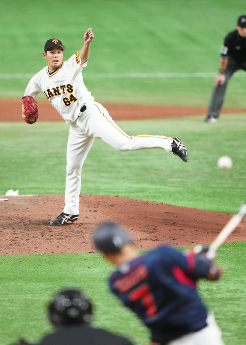 巨人対日本代表　7回表日本代表無死二塁、佐藤輝（手前）に右前適時打を浴びる大江（撮影・江口和貴）