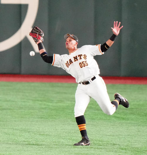 巨人対日本代表　7回表日本代表無死、西川の打球を落球する右翼手保科（撮影・江口和貴）