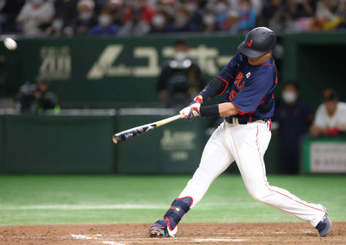 巨人対日本代表　8回表日本代表1死一塁、右中間に同点2点本塁打を放つ村上（撮影・河田真司）