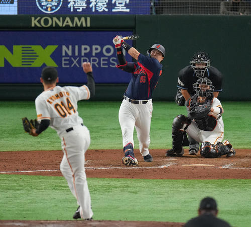 巨人対日本代表　8回表日本代表1死一塁、右中間に2点本塁打を放つ村上。投手京本（撮影・垰建太）