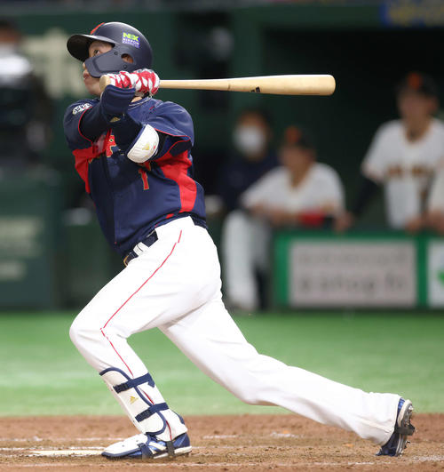 巨人対日本代表　8回表日本代表1死、左越えソロ本塁打を放つ山田（撮影・河田真司）