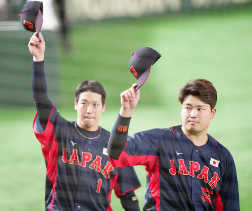 巨人対日本代表　ヒーローインタビュー後、あいさつする日本代表村上（右）と山田（撮影・江口和貴）