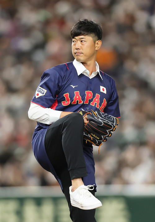 巨人対日本代表　始球式を務めた西武内海2軍投手コーチ（撮影・足立雅史）