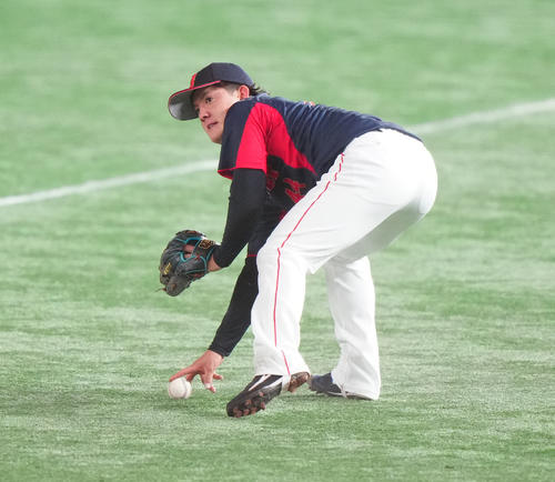 巨人対日本代表　2回裏巨人無死一、二塁、大城の一ゴロでベースカバーに入るも捕球ミスで先制点を許した与座（撮影・江口和貴）