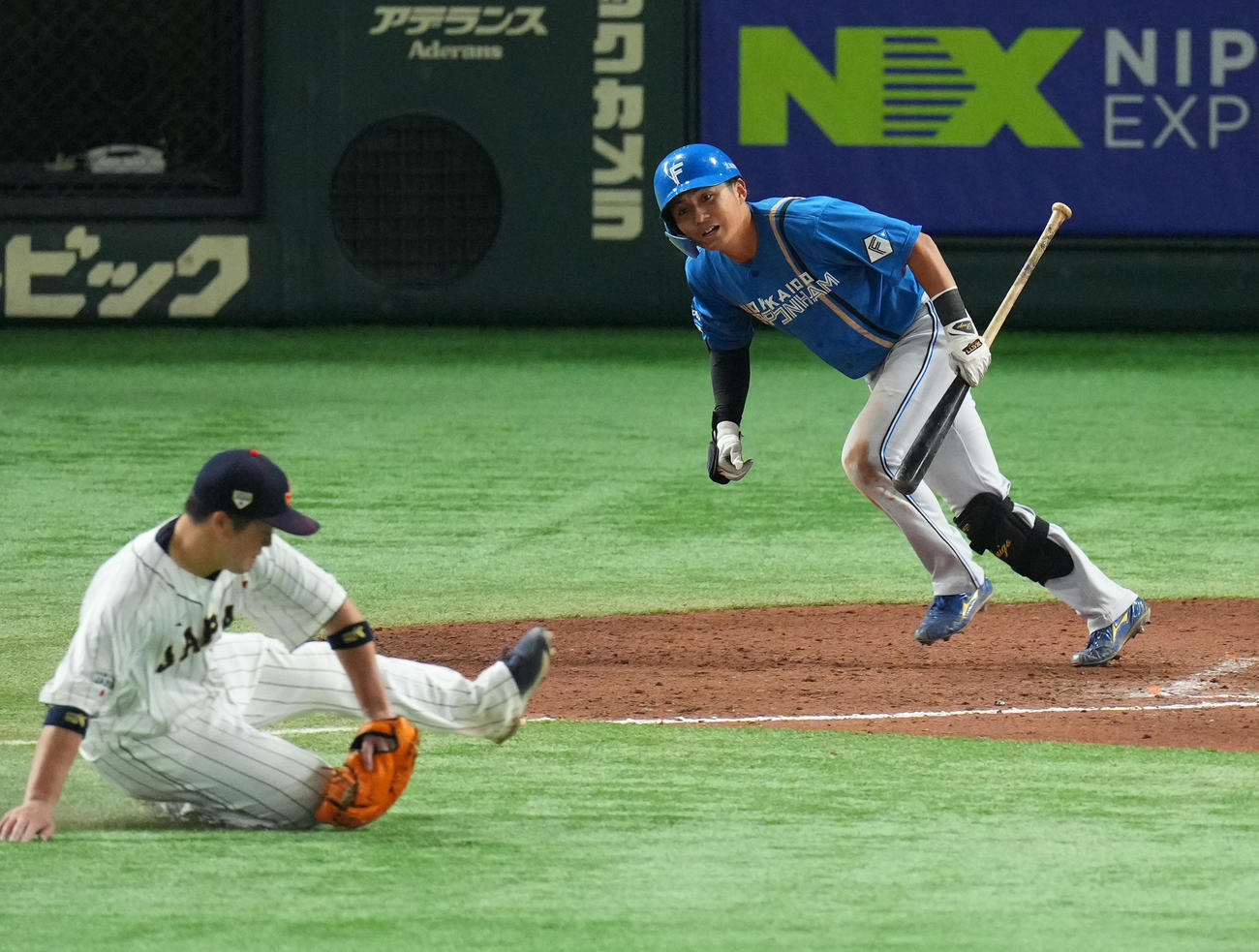日本代表対日本ハム　8回表日本ハム無死一、二塁、犠打を試みるも牧（左）に好捕され三重殺を招く上川畑（撮影・垰建太）