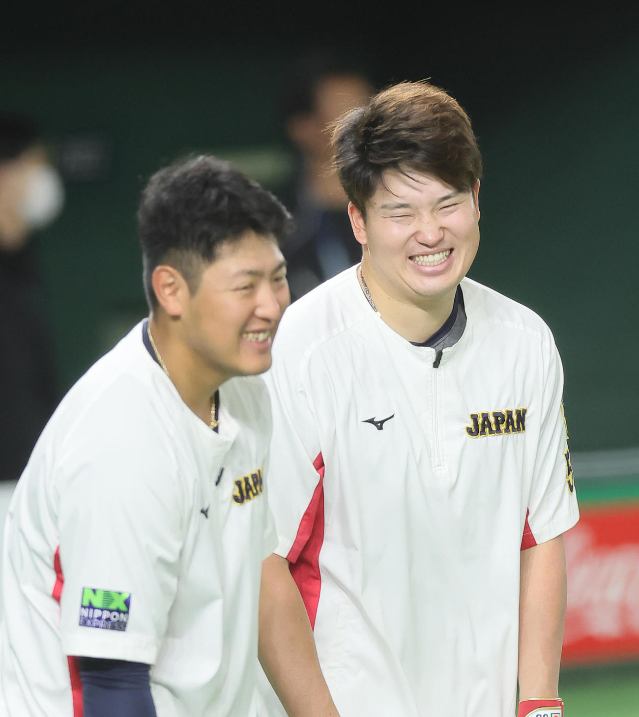 練習中、笑顔を見せる岡本和（左）と村上（撮影・足立雅史）