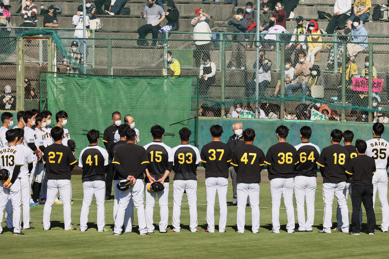 安芸キャンプの視察に訪れた藤原オーナーはナインに訓示する（撮影・上山淳一）