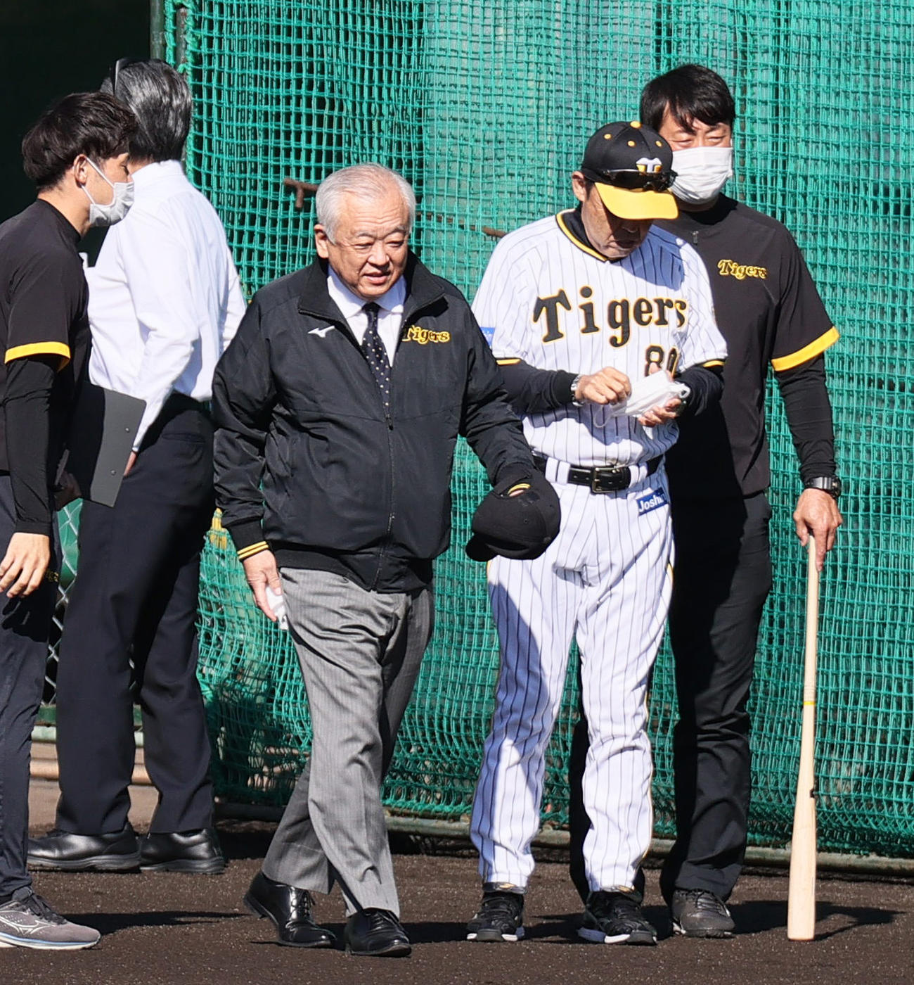 安芸キャンプの視察に訪れた藤原オーナー（左から3人目）。左から4人目は岡田監督（撮影・上山淳一）