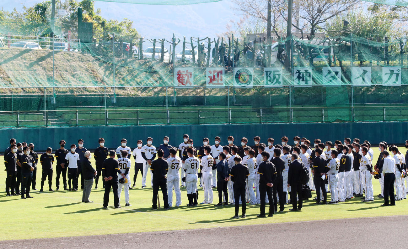 安芸を訪れた藤原オーナーはナインを前に訓示を行った（撮影・加藤哉）