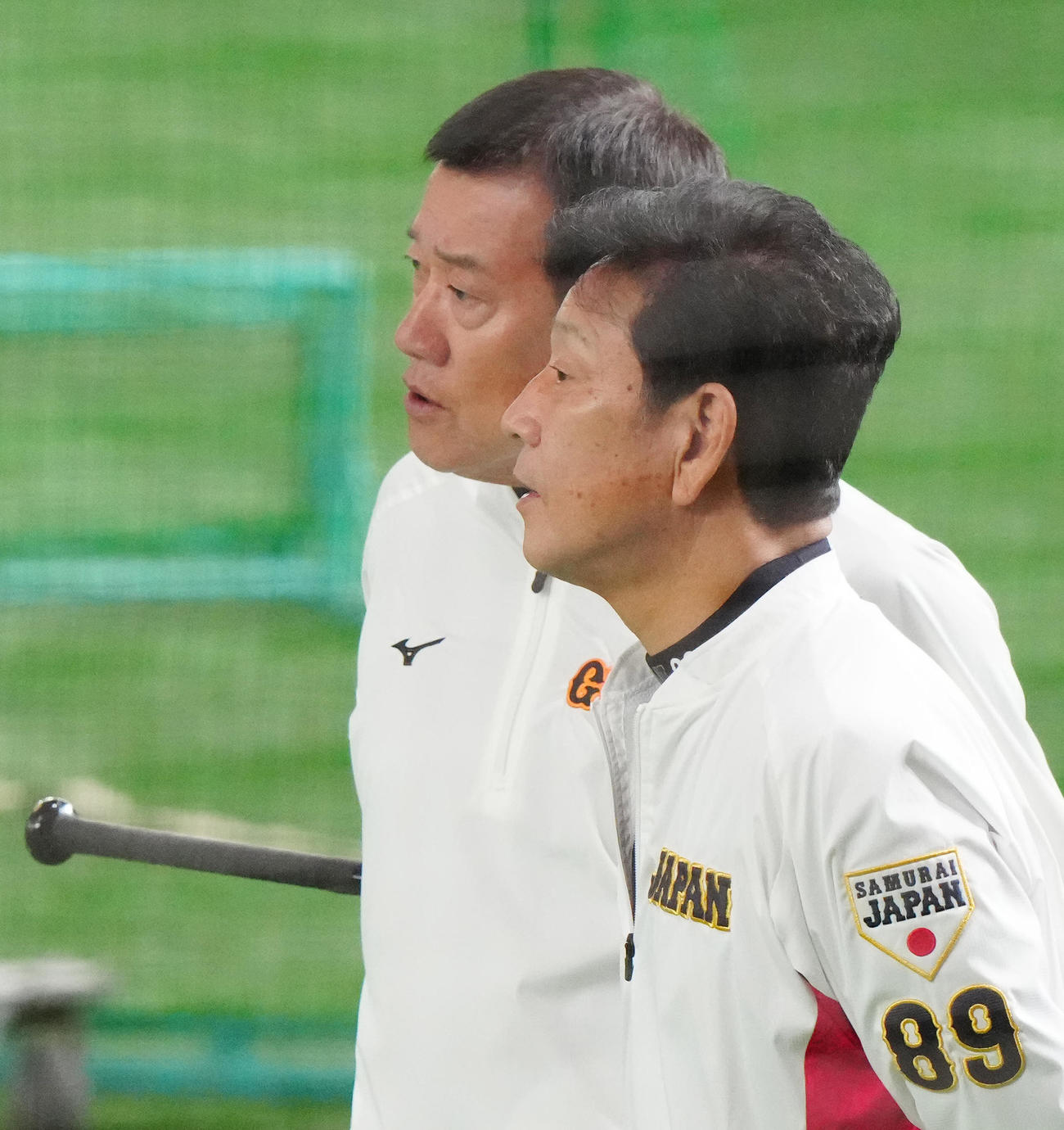 巨人対日本代表　試合前、言葉を交わす巨人原監督（左）と日本代表栗山監督（撮影・江口和貴）