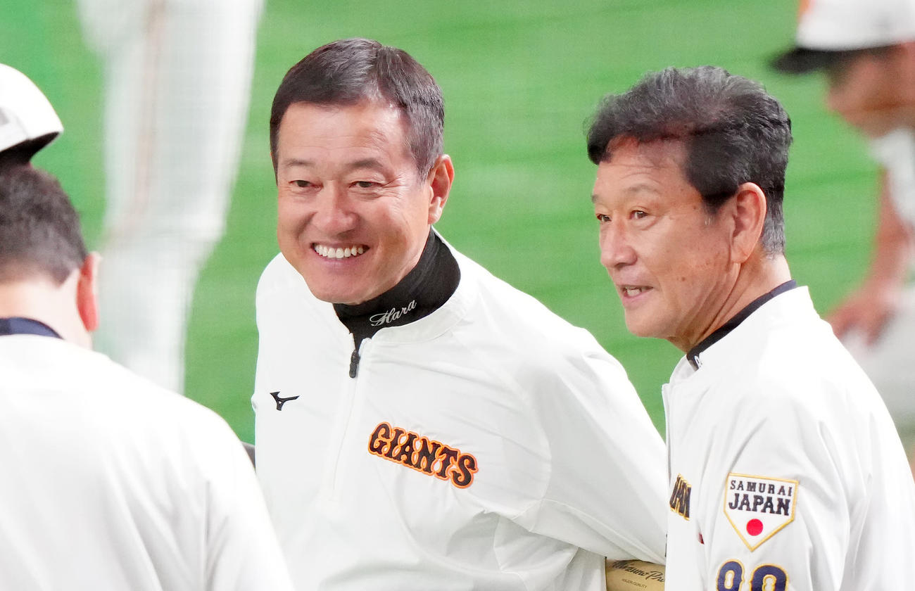 巨人対日本代表　試合前、日本代表吉村打撃コーチ（左）からあいさつを受ける巨人原監督（中央）。右は日本代表栗山監督（撮影・江口和貴）