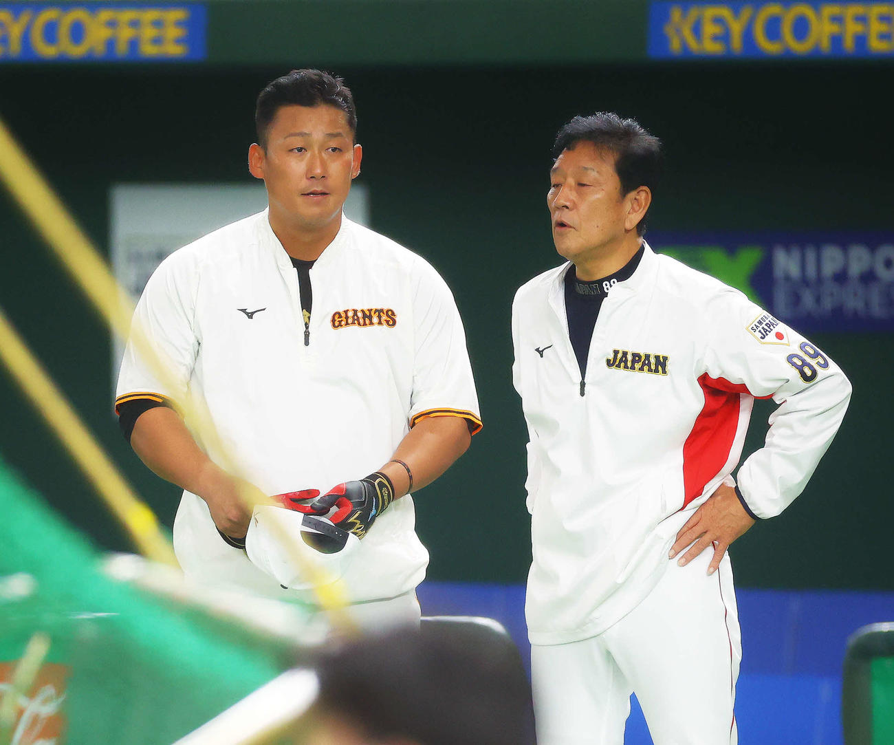 巨人対日本代表　試合前、巨人中田（左）と言葉を交わす日本代表栗山監督（撮影・河田真司）