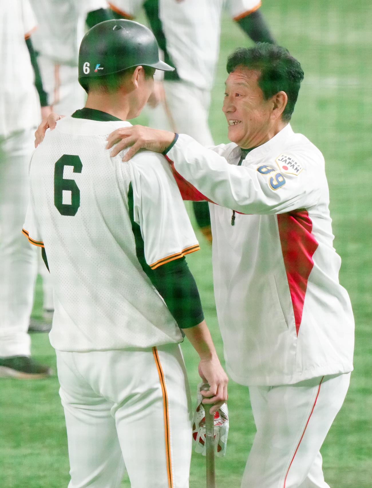 巨人対日本代表　試合前練習中、巨人坂本（左）の肩に手をやる日本代表栗山監督（撮影・江口和貴）