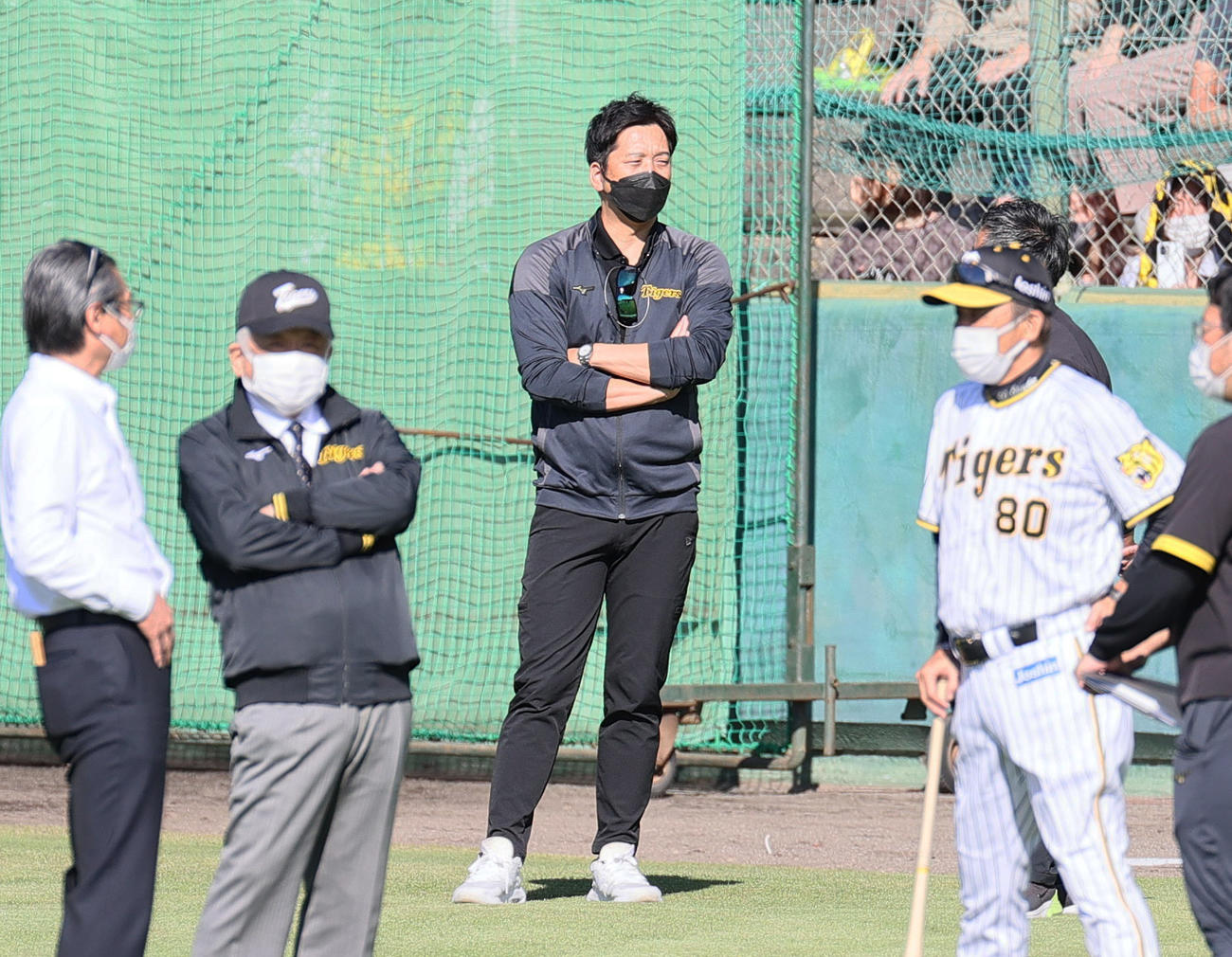 練習を視察する藤川SA（中央）（撮影・上山淳一）