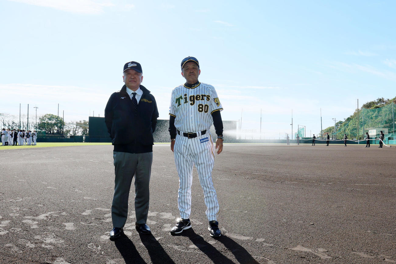 安芸を訪れた藤原オーナー（左）と写真に収まる岡田監督（撮影・加藤哉）