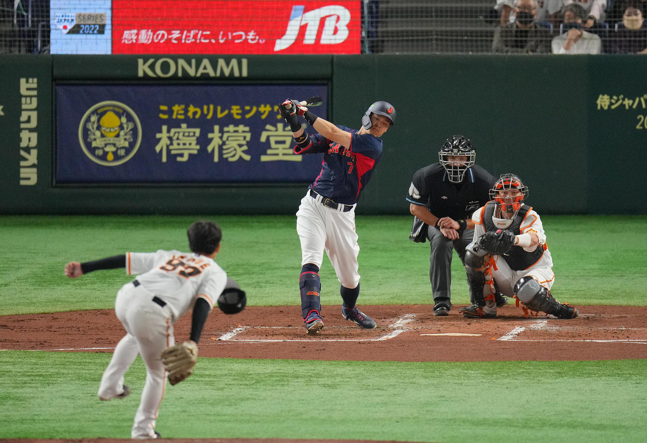 巨人対日本代表　2回表日本代表2死、空振り三振に倒れる佐藤輝。投手井上（撮影・垰建太）