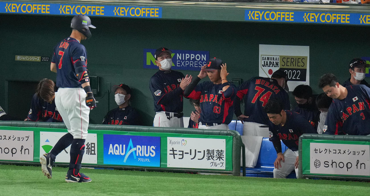 巨人対日本代表　2回表日本代表2死、佐藤輝（手前）が空振り三振に倒れ3者凡退に終わった栗山監督（左から3人目）ら日本代表ベンチはさえない表情（撮影・垰建太）
