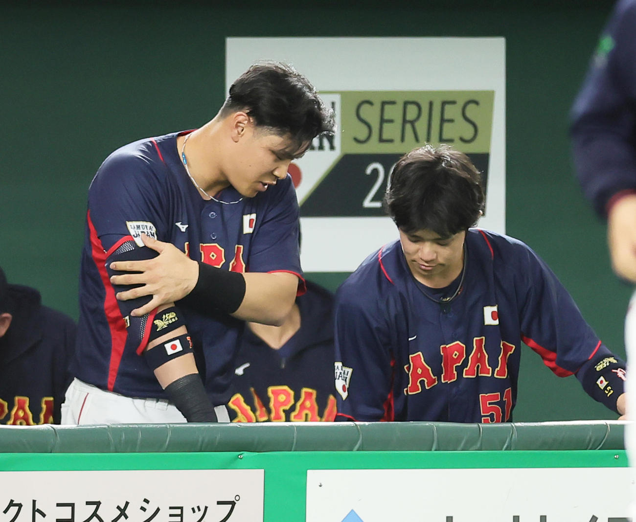 巨人対日本代表　2回表日本代表2死、空振り三振に倒れた佐藤輝（左）。右は中野（撮影・足立雅史）