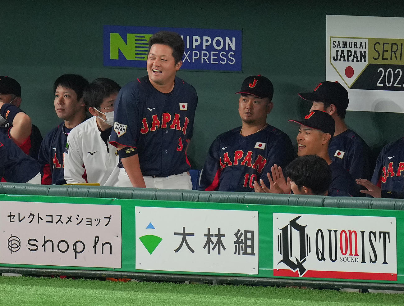 巨人対日本代表　試合前、円陣の声だしを務めた佐藤輝（手前右）と談笑する牧（左から3人目）（撮影・垰建太）