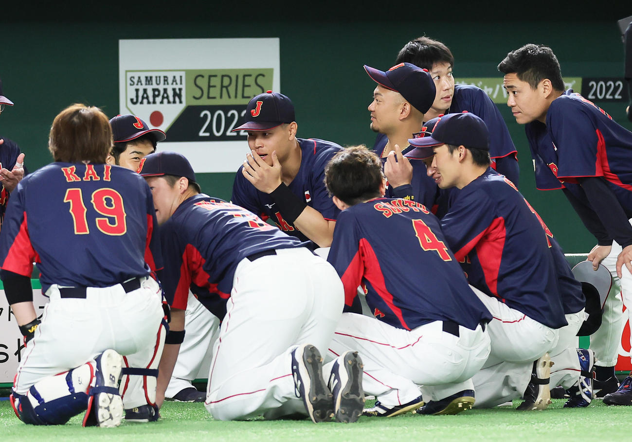試合前の円陣の中央に座る日本代表佐藤輝（中央）（撮影・足立雅史）
