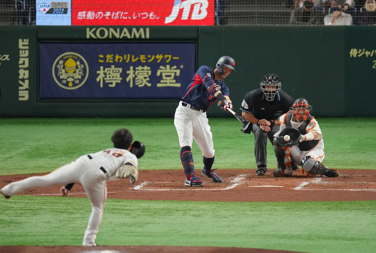 巨人対日本代表　2回表日本代表2死、空振り三振に倒れる佐藤輝。投手井上（撮影・垰建太）