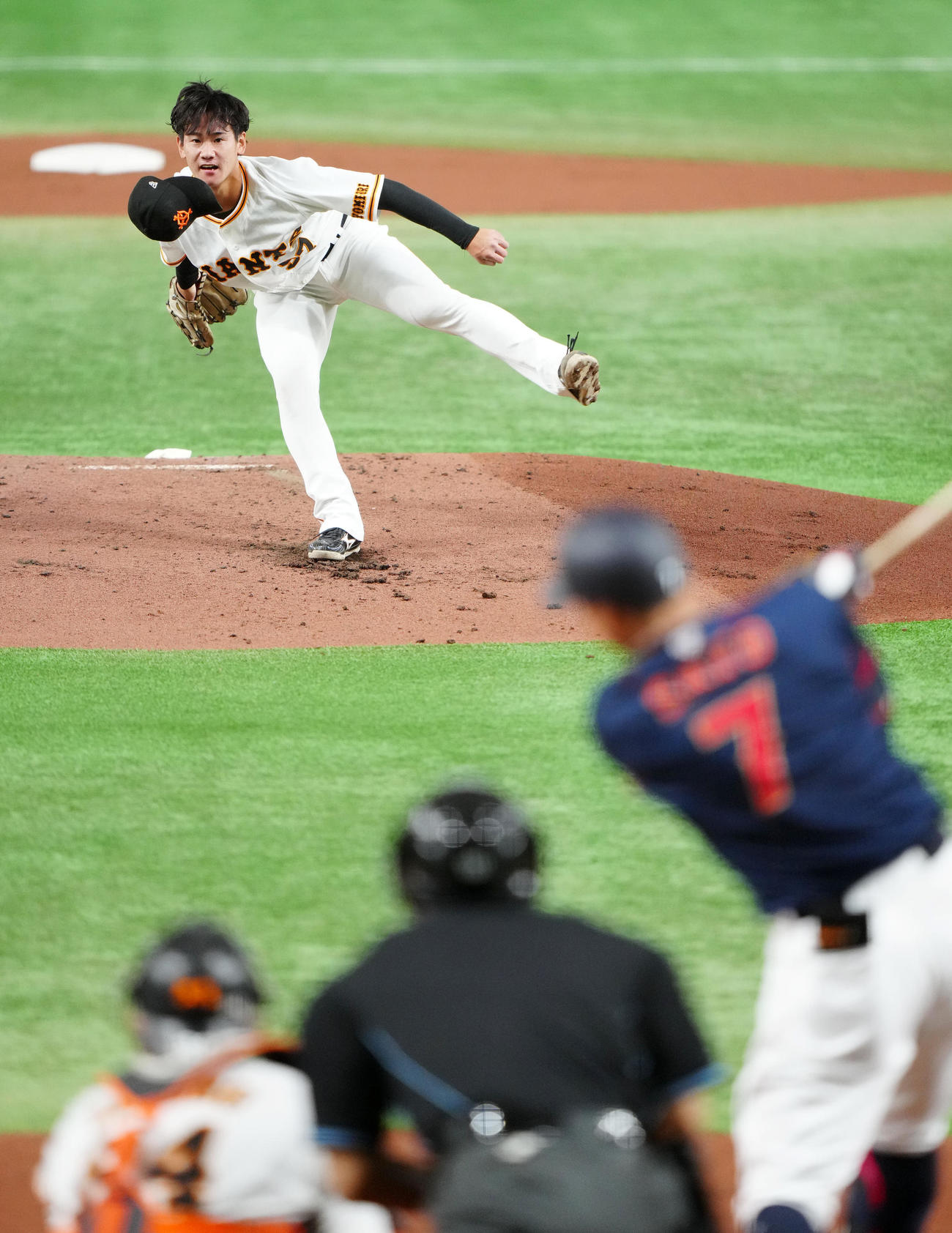 巨人対日本代表　2回表日本代表2死、佐藤輝（手前）から空振り三振を奪う井上（撮影・江口和貴）
