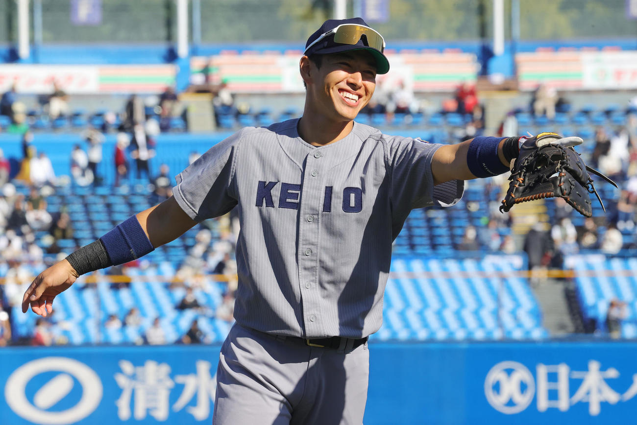 早大対慶大　試合前に笑顔を見せる慶大・清原（撮影・野上伸悟）