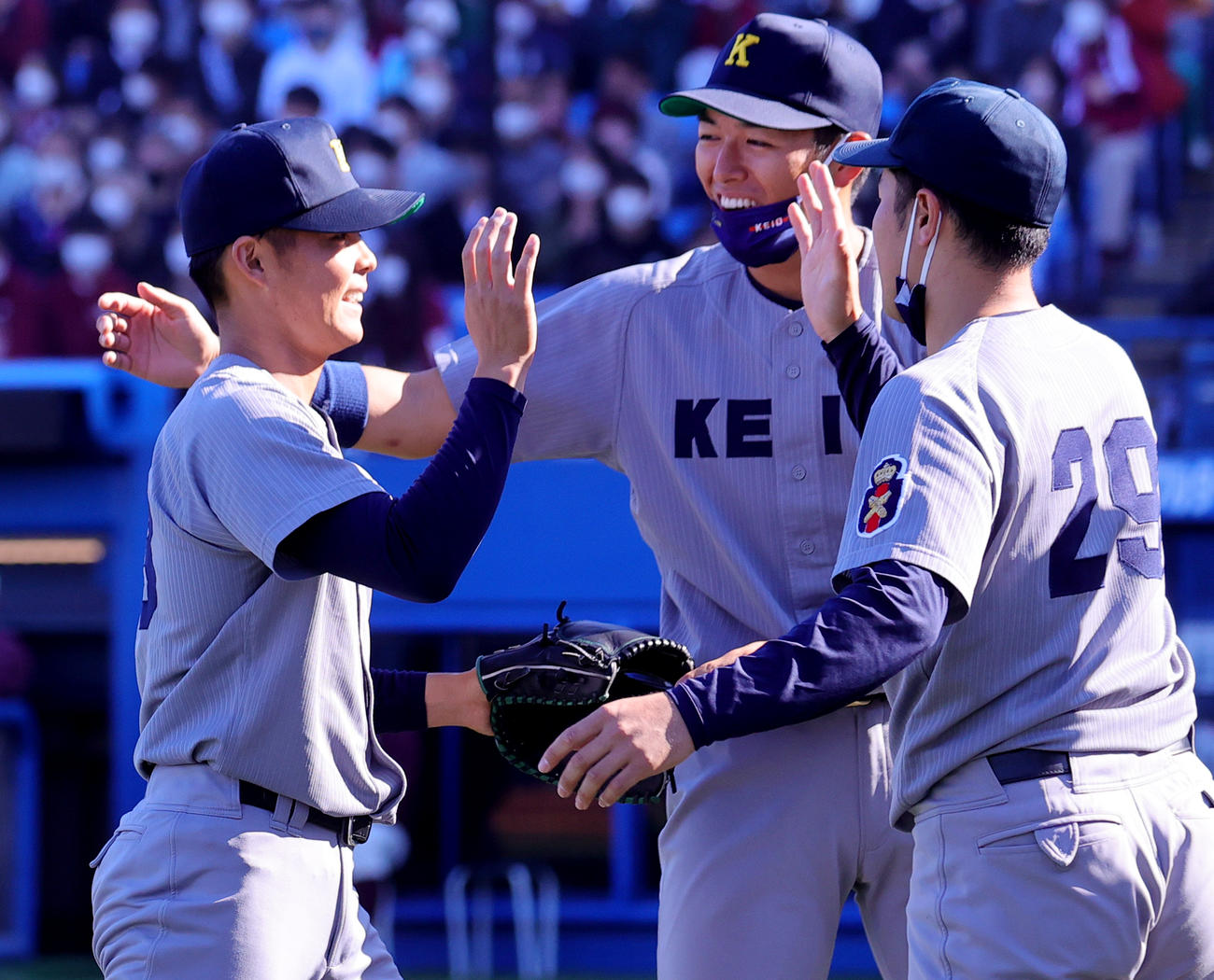 早大対慶大　1回表早大1死一、三塁、清原正吾（中央）らに迎えられながら降板する慶大先発の外丸（撮影・野上伸悟）