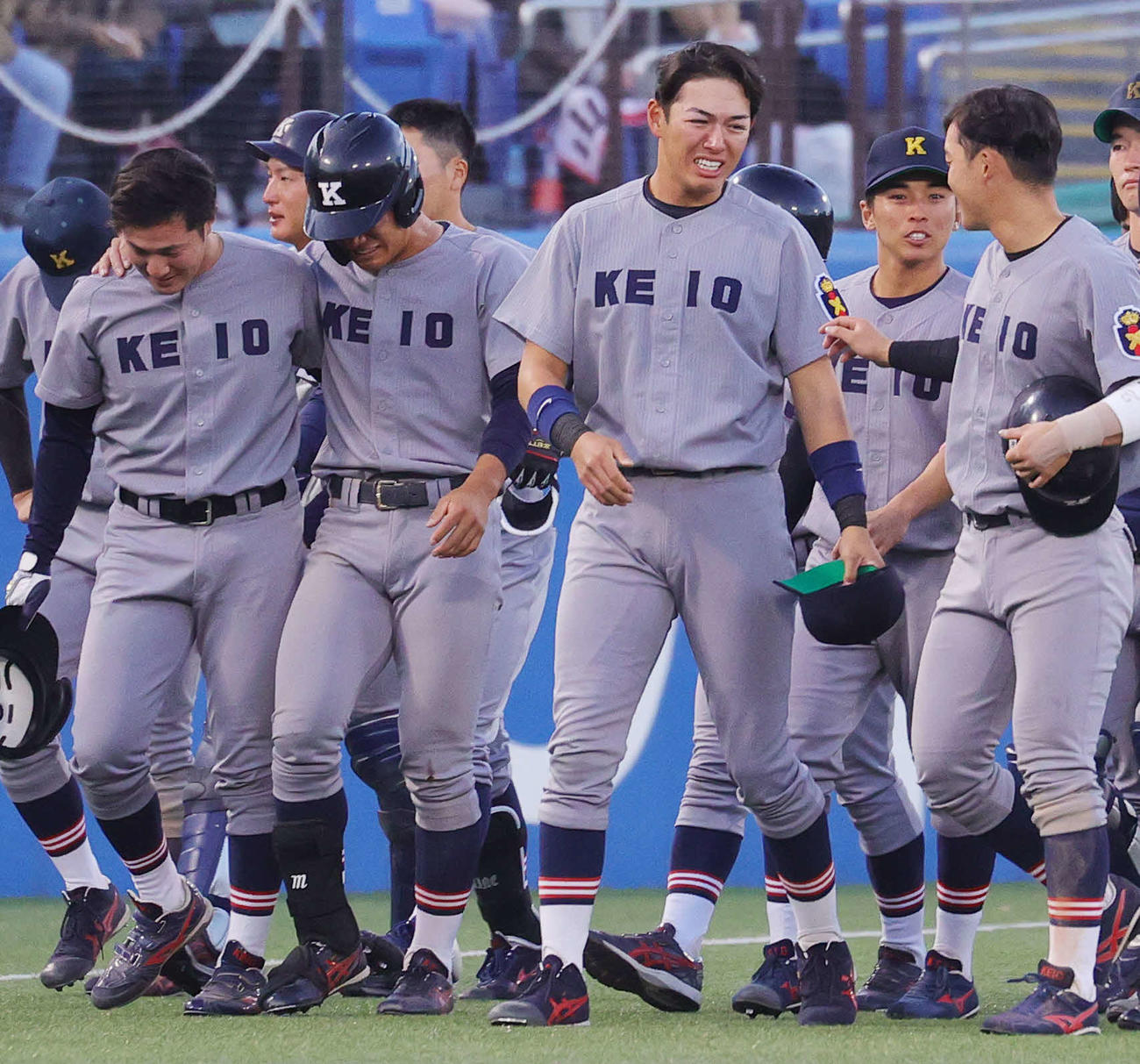 優勝を逃し、涙で引き揚げる清原（手前右から2人目）ら慶大の選手たち（撮影・野上伸悟）