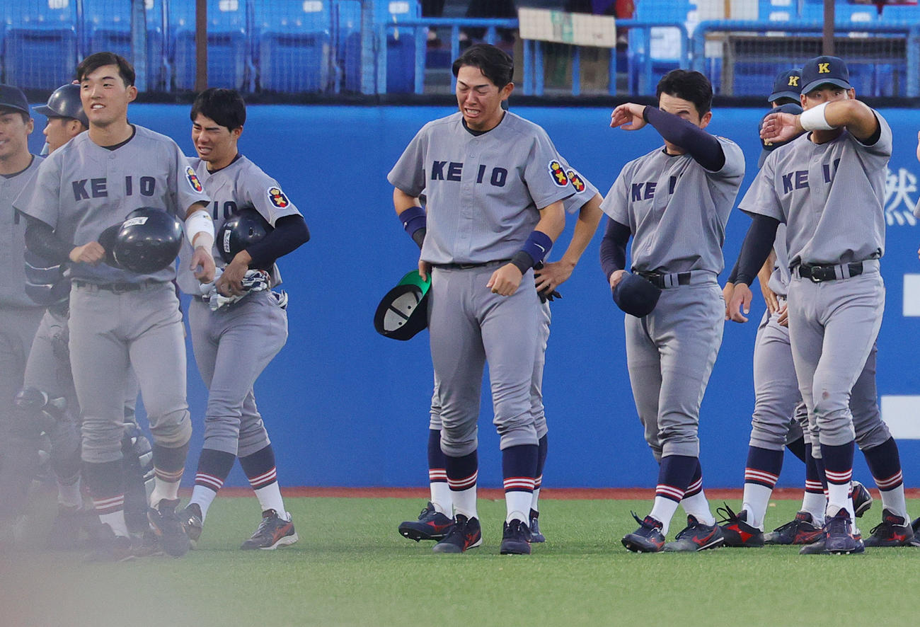 早大対慶大　優勝を逃し、涙で引き揚げる清原（中央）ら慶大の選手たち（撮影・野上伸悟）