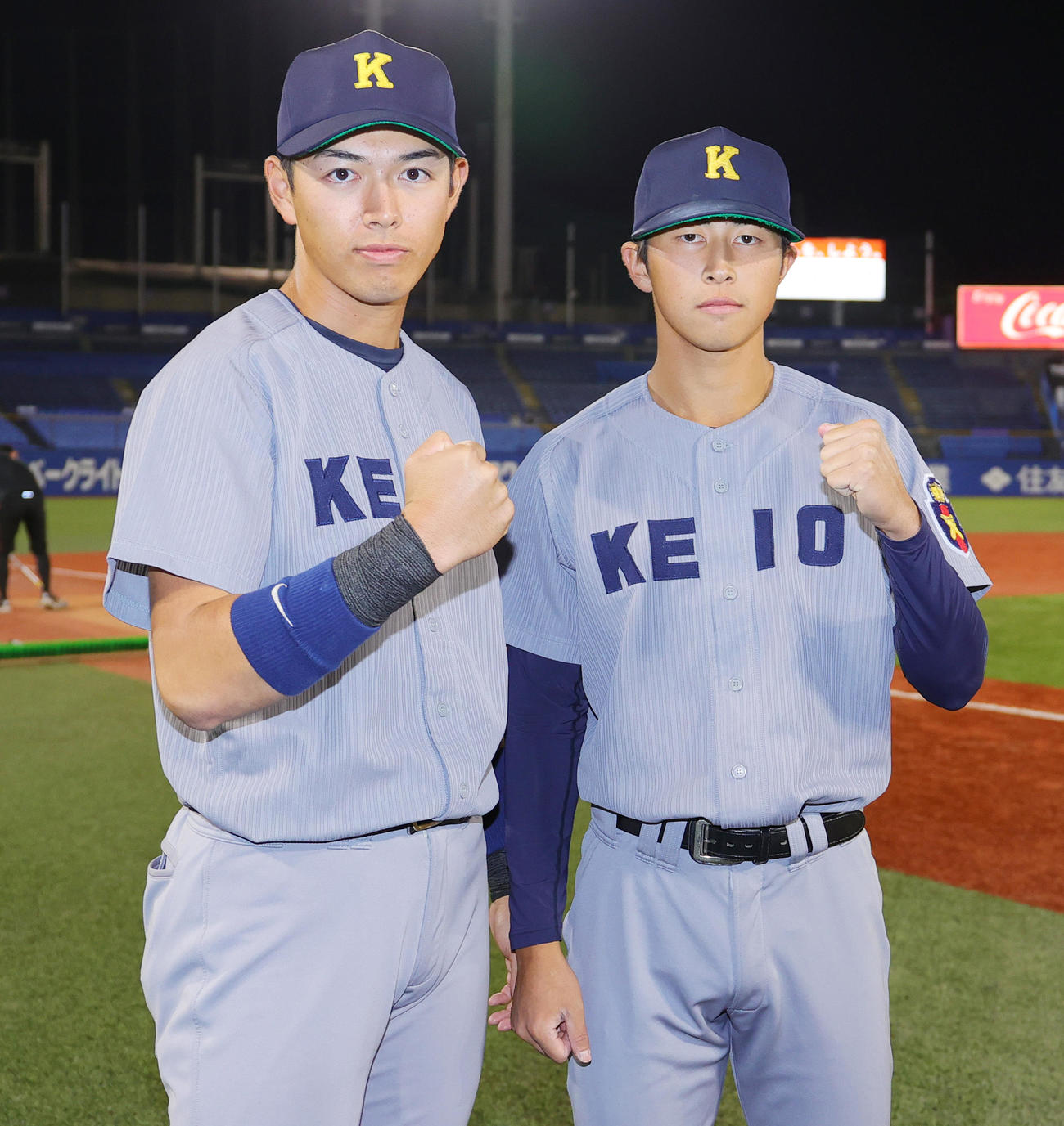 早大対慶大　リーグ戦デビューを果たした慶大・清原（左）と、早慶戦初登板の前田（撮影・野上伸悟）