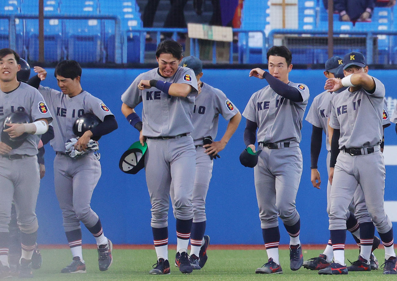 早大対慶大　優勝を逃し、涙で引き揚げる清原（中央）ら慶大の選手たち（撮影・野上伸悟）
