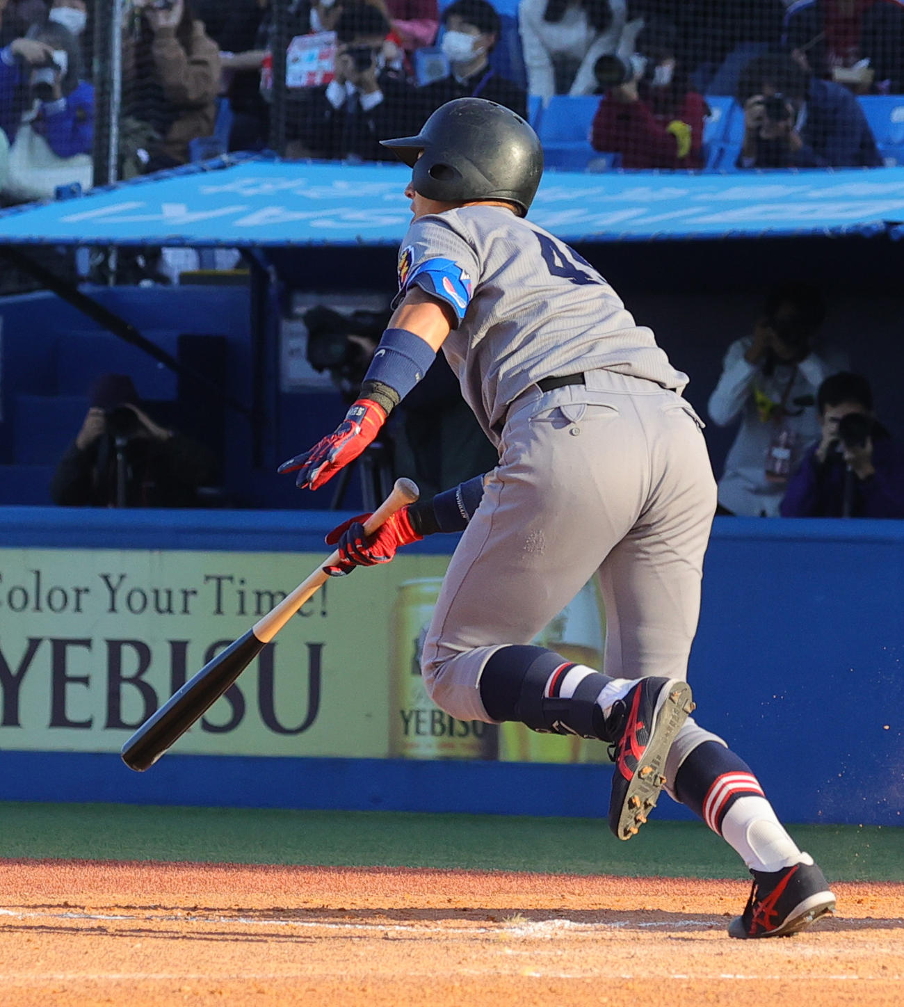 早大対慶大　5回裏慶大1死二塁、代打で右飛に倒れる清原（撮影・野上伸悟）