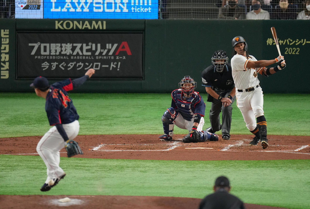 巨人対日本代表　2回裏巨人無死一塁、中前打を放つウォーカー。投手与座（撮影・垰建太）