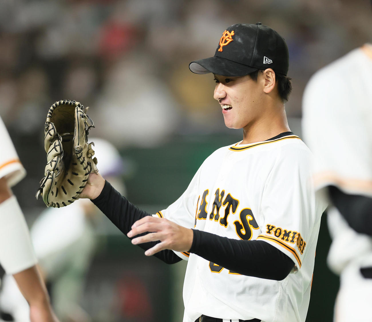 巨人対日本代表　3回を無失点で終え笑顔を見せる巨人井上（撮影・足立雅史）