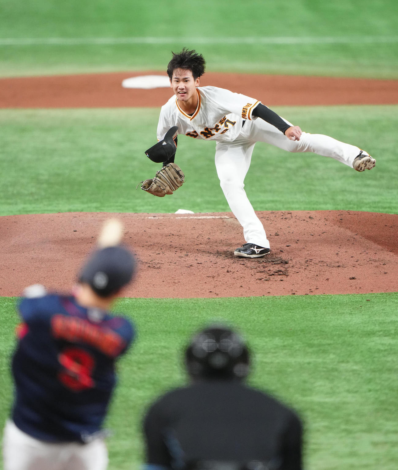 巨人対日本代表　3回表日本代表2死、塩見（手前）から空振り三振を奪う井上（撮影・江口和貴）
